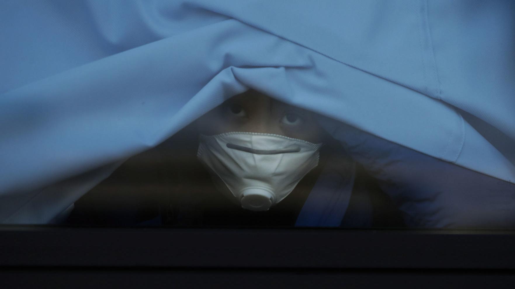 Passengers leave ship docked off Japan after quarantine ends